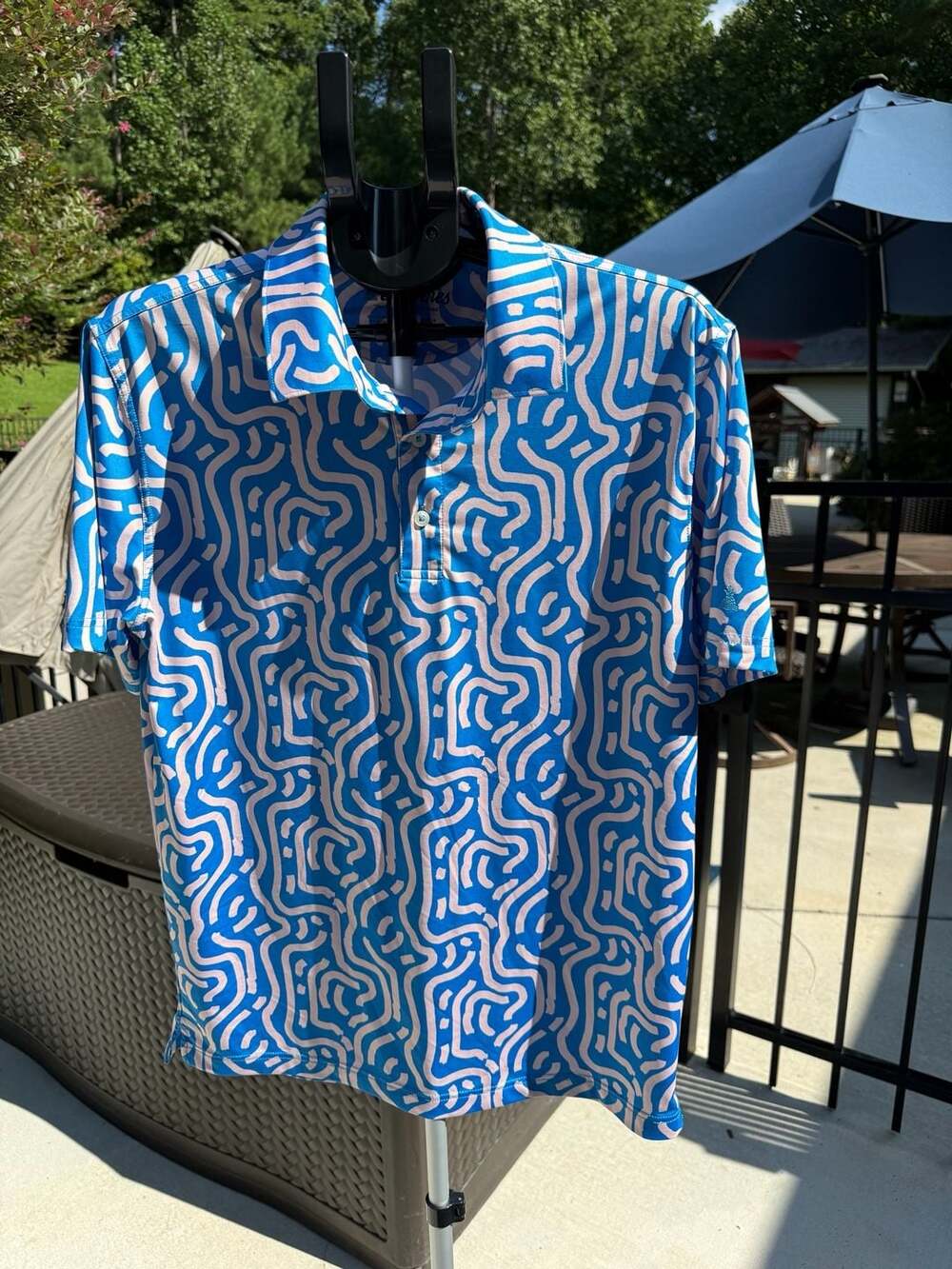 Chubbies Men's Blue & Pink Abstract Print Performance Golf Polo Shirt